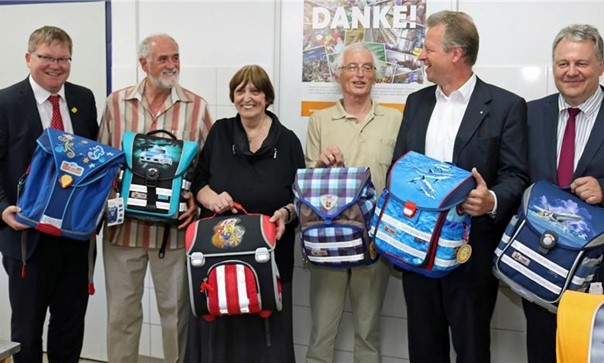 Die Freude war auch bei den Spendern groß: von links Oberbürgermeister Michael Cerny, James Burke (Tafel), stellvertretende Tafel-Vorsitzende Irmgard Buschhausen, Tafel-Vorsitzender Bernhard Saurenbach, Hubert Sperber vom Lions-Club und Landrat Richard Reisinger (von links). Foto: arr