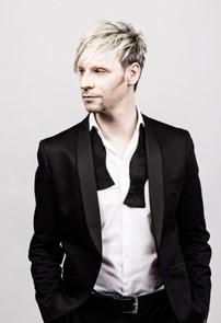 Markus Engelstädter bereichert die Filmmusik-Gala des Lions-Clubs zur Oscar-Nacht im ACC mit seinen Songs